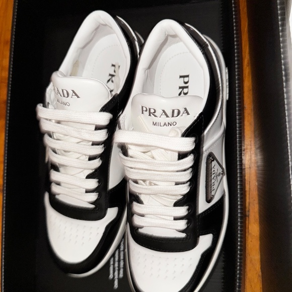 PRADA NEW BLACK AND WHITE WOMENS LOGO SNEAKERS - Picture 4 of 10
